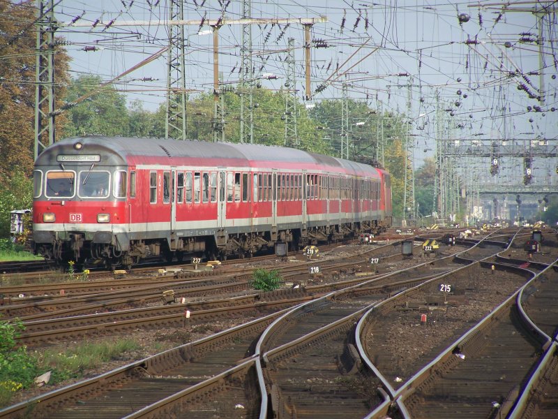 Ein Regionalzug bei der Einfahrt nach Dortmund Hbf. Dieser Zug fuhr nach Dsseldorf Hbf. Aufgenommen am 4.Oktober 2007