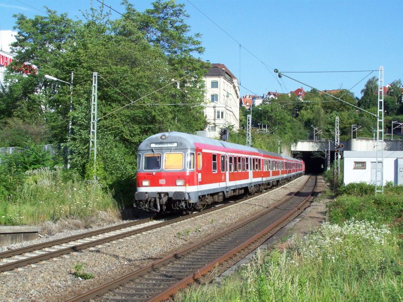 Ein Regionalzug bei Stuttgart-Feuerbach im Sommer 2007