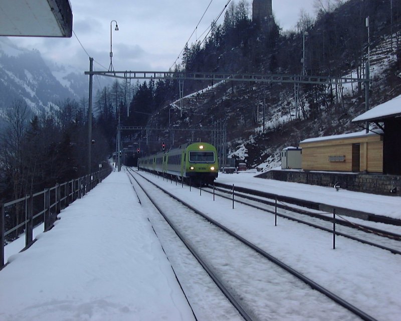 Ein Regionalzug der BLS kommt aus dem Felsenburg-Tunnel III und durchf�hrt die unbesetzte Station Blausee-Mitholz. Oben am rechten Bildrand die Felsenburg. An diesem Tag fast 1m Schnee gefallen!!
21.02.09