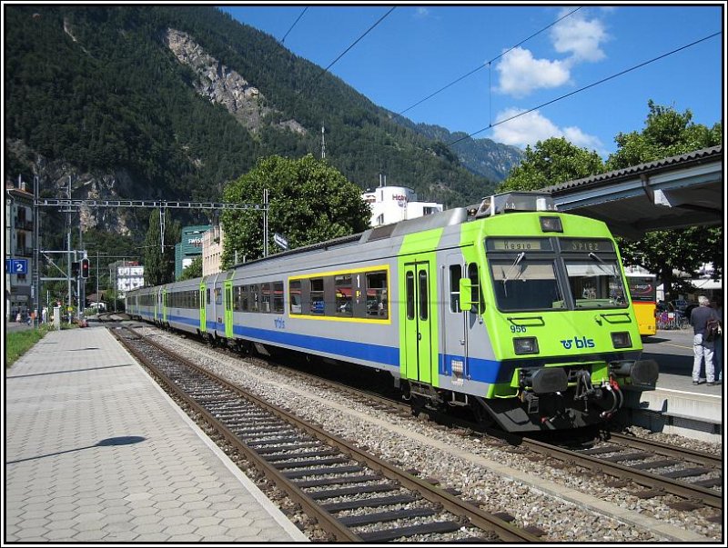 Ein Regionalzug der BLS RBDe 565 von Interlaken-Ost nach Spiez fhrt in den Bahnhof Interlaken-West ein. Die Aufnahme stammt vom 23.07.2008.