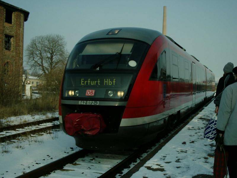 Ein Regionalzug BR642(Desiro) von Nordhausen nach Erfurt auf Zwischenstopp in Greuen. [24.02.05]
