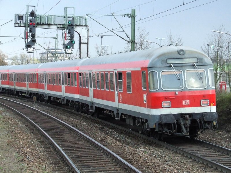 Ein Regionalzug durchfhrt Tamm in Richtung Stuttgart im Sommer 2007