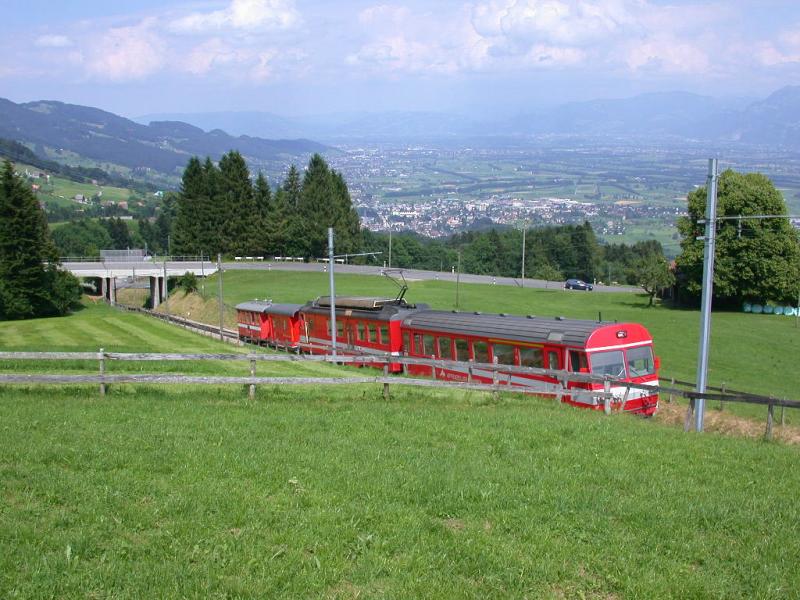 Ein Regionalzug erklimmt die starke Steigung von Altsttten SG im Rheintal hinauf zum Stoss im Appenzellerland. (01.07.2001)