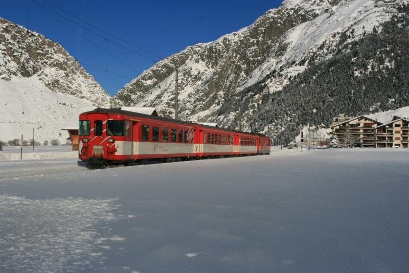 Ein Regionalzug der MGB auf dem Weg von Hospental nach Andermatt; 08.12.2008