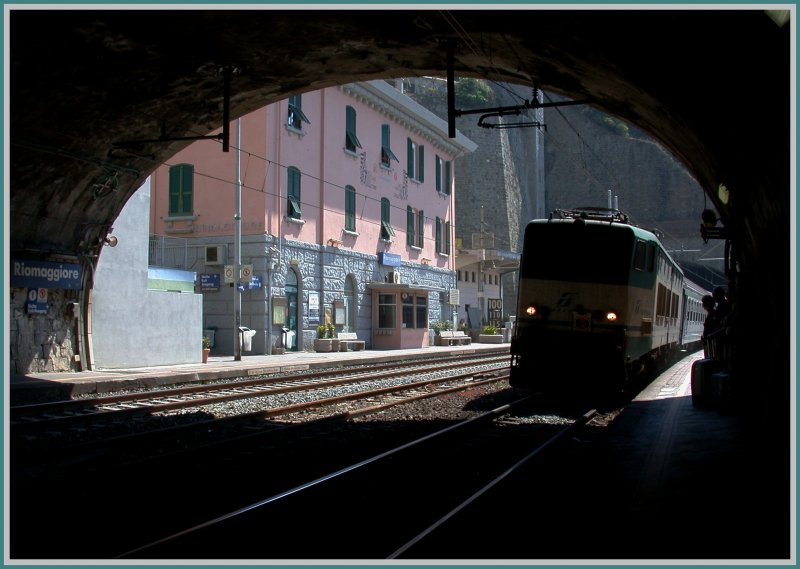Ein Regionalzug mit einer E646 fhrt in den Bahnhof von Riomaggiore (Cinque Terre) ein. Auch hier sind die usserst prekren Platzverhltnisse fr die Reisenden sichtbar. Platz wre vorhanden, denn das mittlere Geleise ist ausser Betrieb und abgehngt. (28.04.2007)