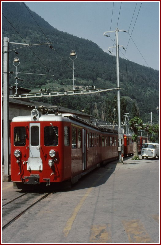 Ein Regionalzug mit einem ABDeh 8/8 biegt auf den Bahnhofplatz in Visp ein. Heut befinden sich die MGB Geleise auf der Nordseite des neuen Bahnhofs parallel zu den SBB-Geleisen. (Archiv 06/77)