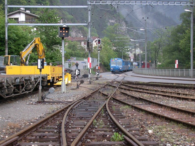 Ein Regionalzug mit Steuerwagen 1703 nhert sich aus Arosa kommend dem Depot Sand. Obwohl hier normalerweise keine Kreuzungen stattfinden, wird bei Talfahrt durch das Geleise rechts der Strasse gefahren und dazu zweimal die Strasse berquert und das ohne Schranke und Blinklichter. (06.05.2007)
