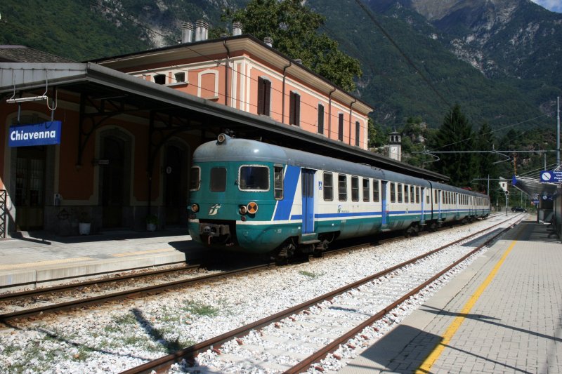 Ein Regionalzug nach Colico, bestehend aus Le 803 032, Le 803 125 und ALe 803 030, abfahrbereit im Bahnhof Chiavenna am 11.9.2009.