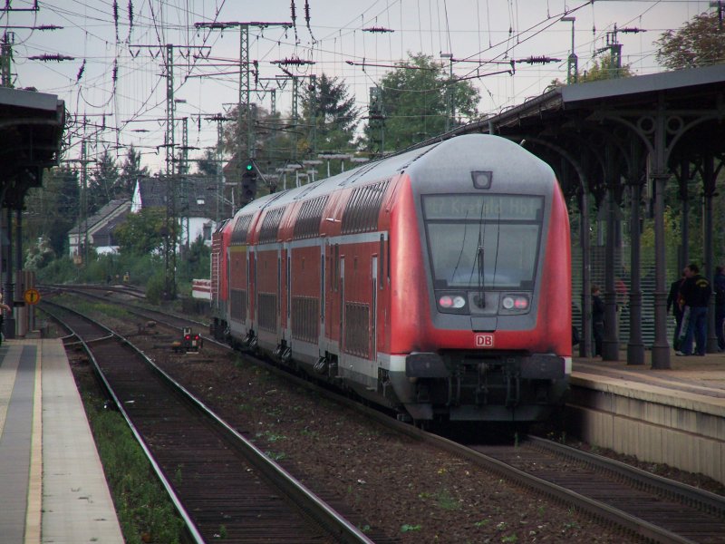 Ein Regionalzug nach Krefeld Hbf gezogen von einer 112er im Bahnhof Unna. Aufgenommen am 5.Oktober 2007.