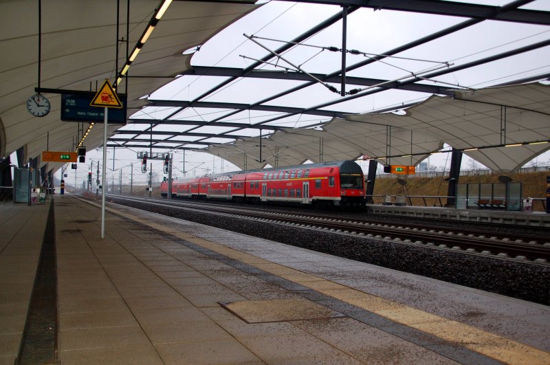 Ein Regionalzug nach Leipzig Hbf verlsst am 22.02.09 den Flughafenbahnhof Halle/Leipzig. 