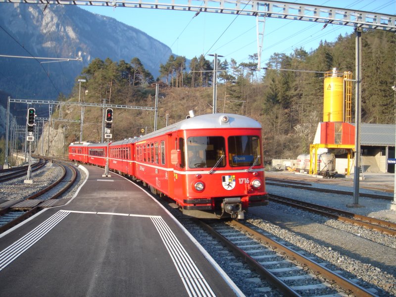 Ein Regionalzug der Rhtischen Bahn RHB nach Thusis, bei der Einfahrt in den Bahnhof Raichenau-Tamins. Aufgenommen im April 2007