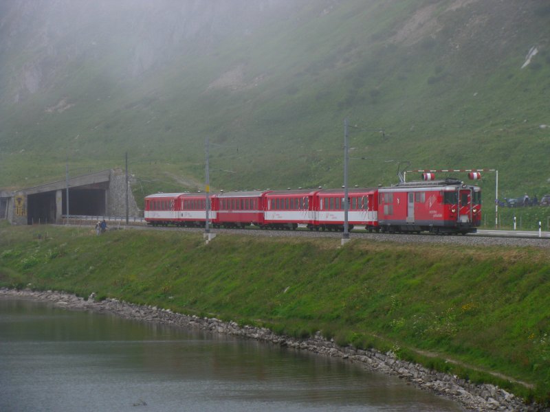 Ein Regionalzug Richtung Disentis nhert sich dem Oberalppass. Hier ist sogar der See sichtbar, der zeitweise ganz im dichten Nebel versteckt war. (23.August 2009)
