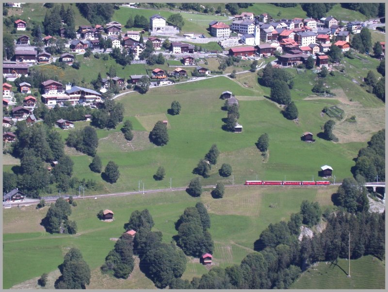 Ein Regionalzug unterhalb des Dorfes Peist kurz vor Erreichen der Station am linken Bildrand. (13.07.2007)