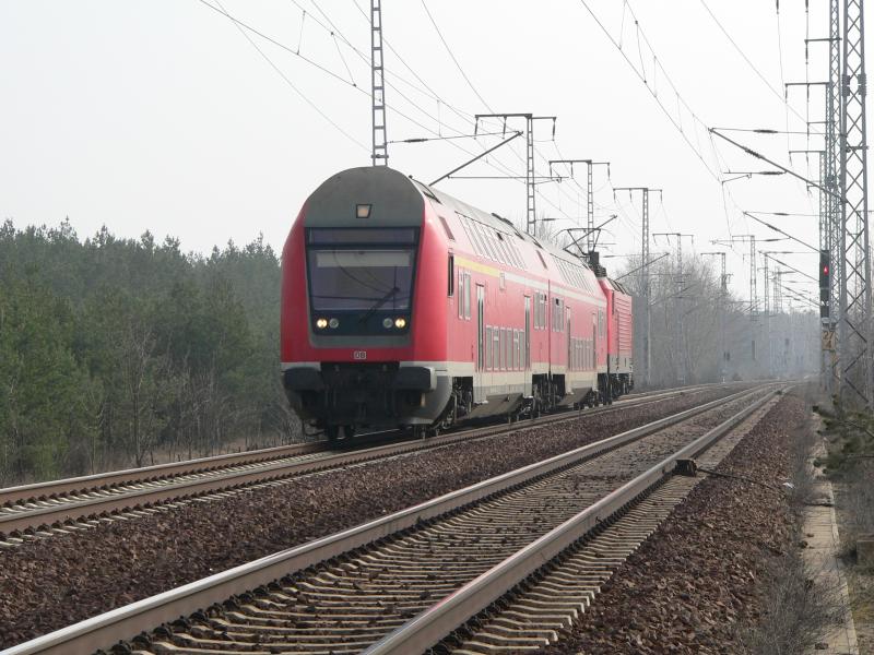 Ein Regionalzug zwischen Wuhlheide und Biesdorf am 25.03.05