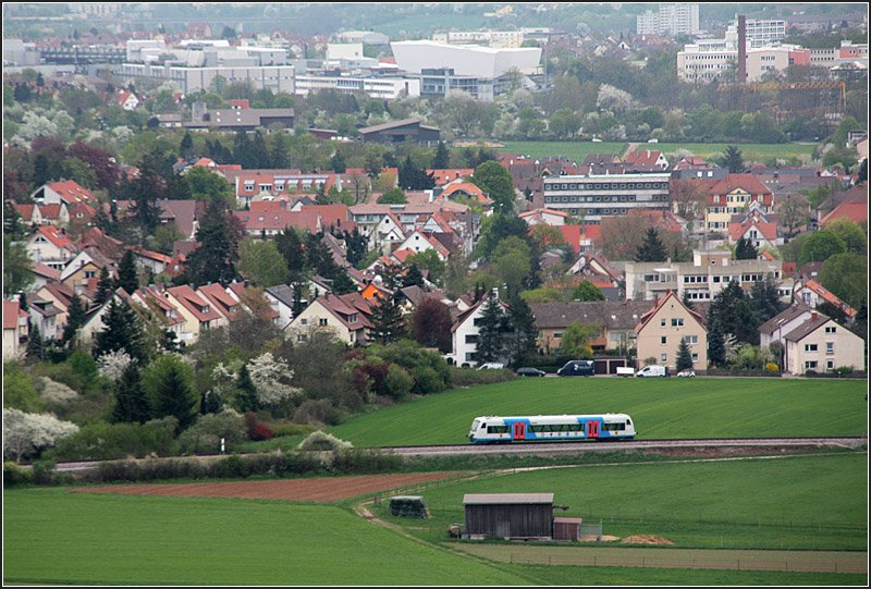 Ein Regionshuttle der WEG auf der Strecke Korntal - Hemmingen - Weisach, hier bei Korntal. Im Hintergrund in Bildmitte ist das neue Porschemuseum erkennbar. 

16.04.2009 (M) 