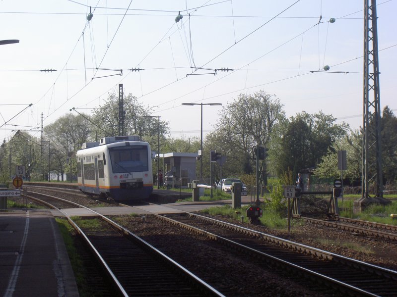 Ein Regioshuttle der Ortenau-S-Bahn fhrt von Offenburg in Richtung Kehl/Strasburg. Hier fotografiert im Bahnhof von Kehl. Das Bild entstand am 24. April 2006.