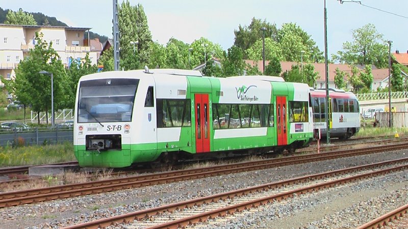 Ein RegioShuttle der Sd-Thringen-Bahn fhrt von Sonneberg nach Neuhaus am Rennweg, 16.06.07.