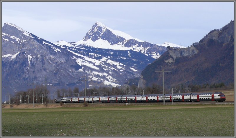 Ein  reinrassiger  IC 2000 mit Schweizer Fernsehen Re 460 vor dem Alvier zwischen Maienfeld und Bad Ragaz. (26.12.2007)