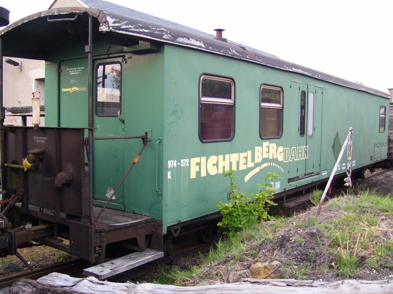 Ein Reko Einheitsgepckwagen wartet am 03.06.08 im Bahnhof Cranzahl auf bessere Zeiten.