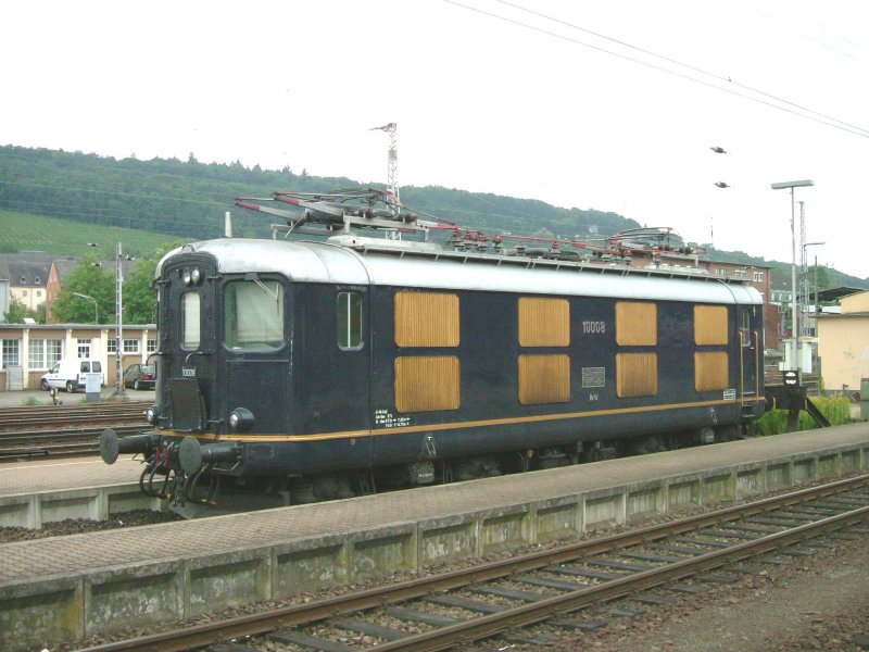 Ein relativ oft zu sehender Gast in Trier ist die Re 4/4 (hoch 1).
Sie stand am Stumpfgleis vor dem Bahnsteig 12/13.
Trier 11.8.07

(hm, is das richtig eingeordnet, kenn mich bei den Schweizern da nich so aus?)