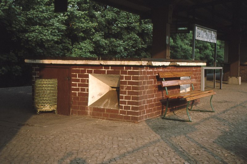 Ein Relikt aus dem II.WK Ein Luftschutzbunker auf dem S-Bahnhof Berlin-Heiligensee.Solche Bunker befanden sich auf vielen Berliner S-Bahnhfen.(Archiv P.Walter)