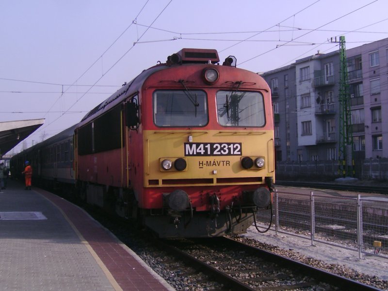 Ein remotorisierte Rattler der MV Trakci ist aus Celldmlk nach Győr gekommen. Diese Lok ist mit Caterpillar Dieselmotor motorisiert. H-MVTR M41 2312; 2009.01.10.