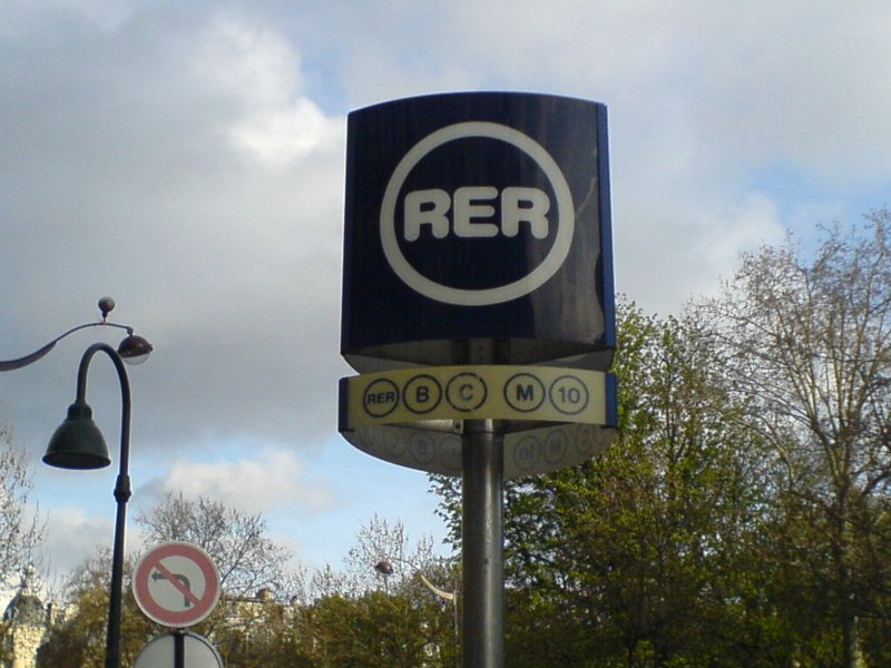 Ein RER Schild in Paris. 