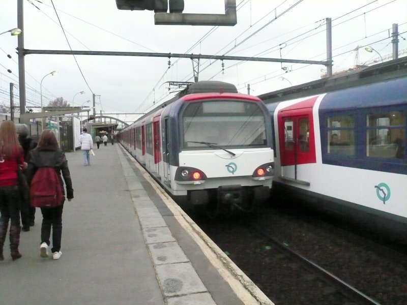 Ein RER Triebzug der Linie A2 verlsst am 25.2.2008 den Bahnhof Sucy-Bonneuil in Richtung Boissy-Saint-Leger