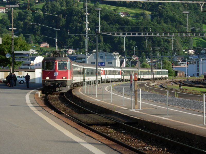 Ein Rheintalexpress St.Gallen-Buchs/SG-Chur fhrt gerade in den Knotenbahnhof Sargans ein. Am 01.07.08 um 07:13