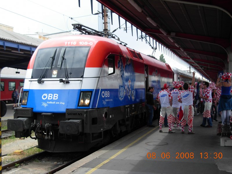 Ein Riesenspektakel veranstalteten am 8.6.2008 (am Tag des EM-Spieles gegen sterreich) die kroatischen Fuballfans, als sie mit  ihrer  Lok auf dem Wiener Sdbahnhof ankamen.