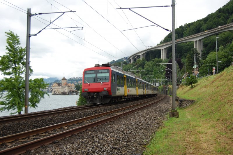 Ein Rigionalzug auf dem Weg nach Lausanne beim Chteau de Chillon. (06.06.2008)