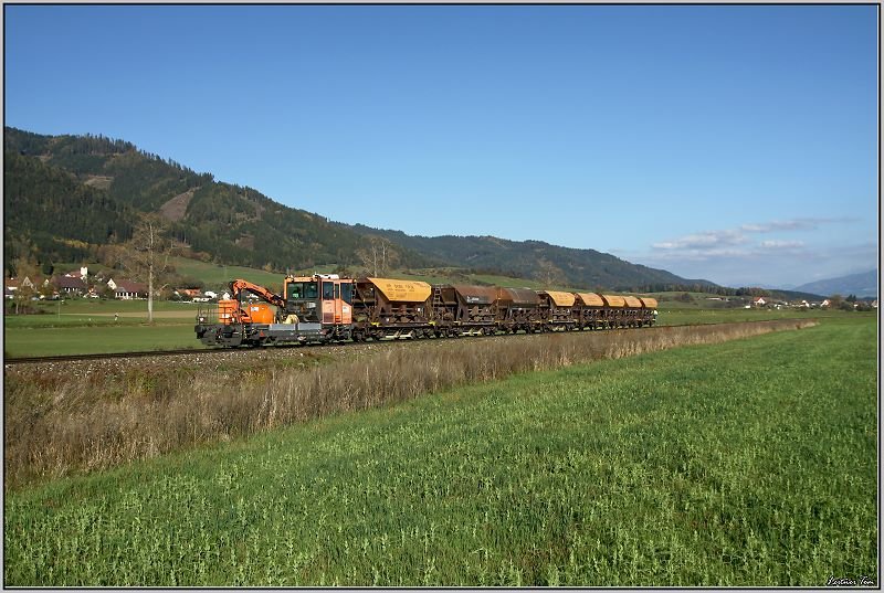 Ein Robel X 630 Gleisarbeitsfahrzeug fhrt mit einem Schotterzug von Zeltweg nach Fohnsdorf zu Gleisbauarbeiten.
Sillweg 18.10.2008
