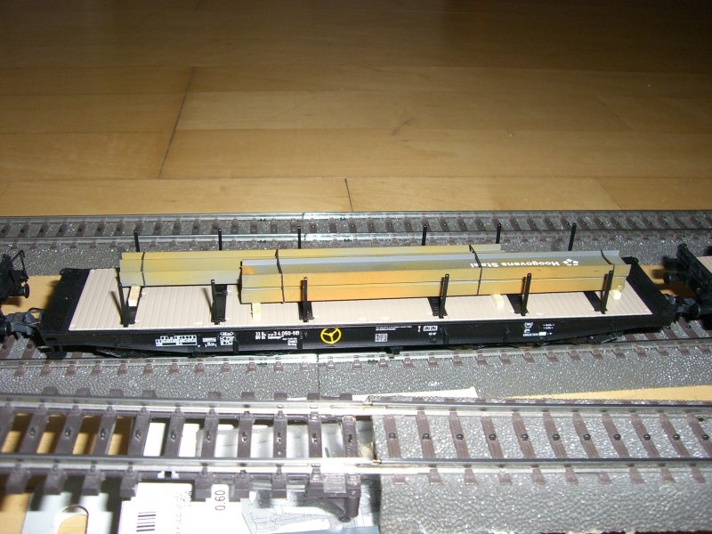 Ein Roco NS-Schwerlastwagen beladen mit doppel T-Trger von Hoogoven´s Staal auf meiner provisorischen Anlage.