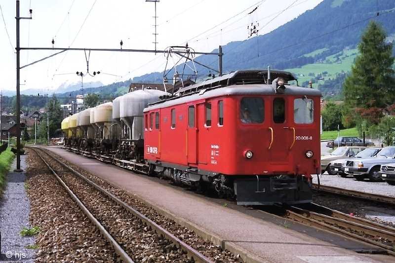 Ein Rollschemelzug mit Deh 120 008 an der Spitze fhrt durch den Bahnhof Alpnach Dorf (5. September 1995).