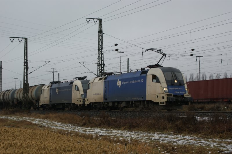 Ein rotes Signal bremste diesen schweren Tankzug. Der Lokfhrer nutzte diese Langsamfahrt und spielte einen Gru. ES 64 U2-027 mit abgebgelter U2-121 am 20.01.09 in Regensburg. siehe auch ID255865