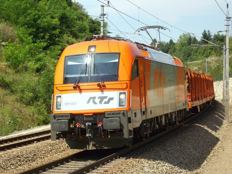Ein RTS-Holzzug war am Sonntag mit der 1216-902 unterwegs, hier in der Kurve in Puchberg b. Wels, Passauerbahn. [19.08.07]