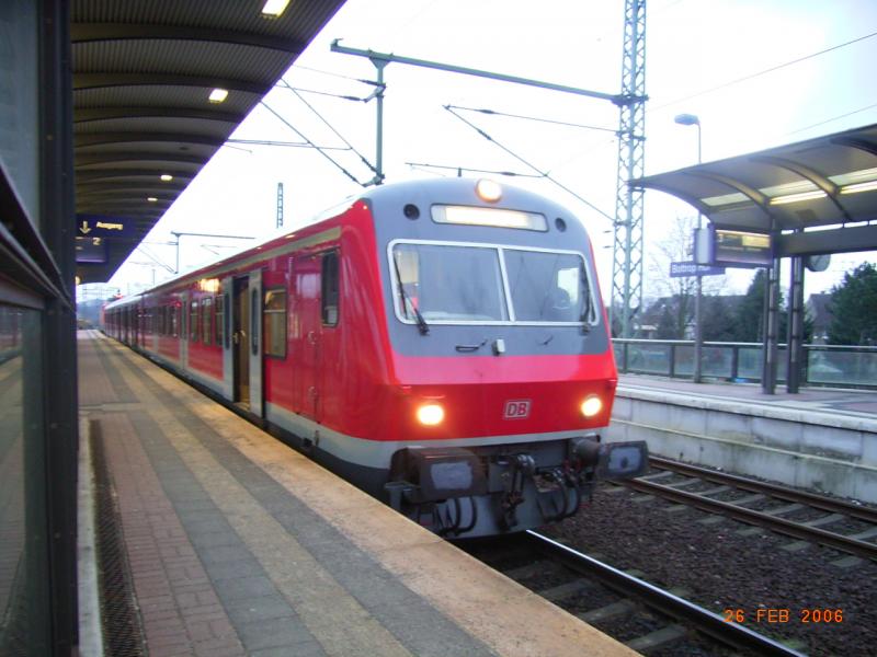 Ein S-Bahn-Wendezug als RE14 in Bottrop. Geschoben von der 143 840.
Noch bis zum 19.Mrz fahren wegen Bauarbeiten jedes Wochenende S-Bahnzge auf der RE14 zwischen Bottrop und Essen.