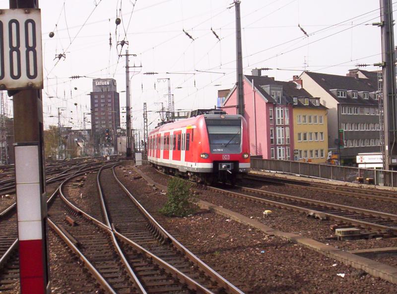 Ein S-bahntriebzug 423 bei der Einfahrt bei Sonne in Kln Hbf.