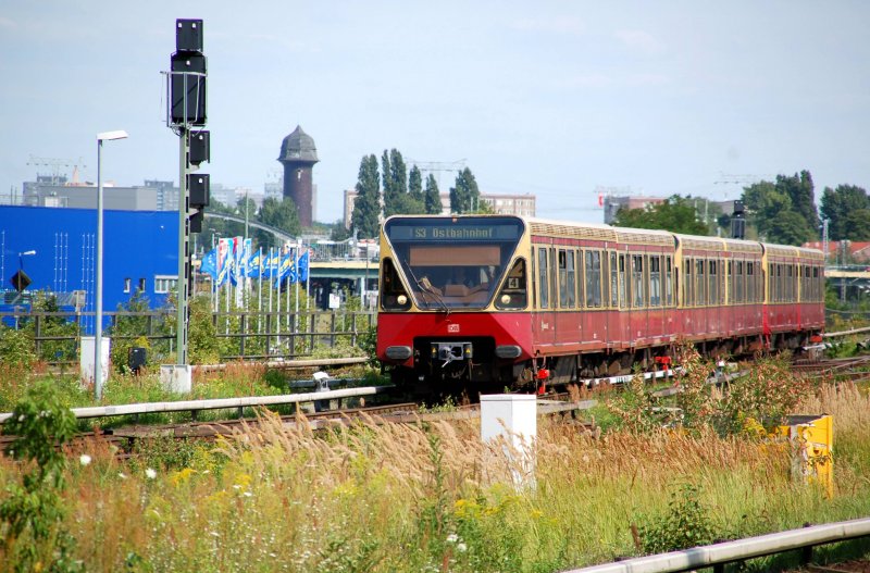 Ein S-Bahntriebzug der BR 480 fhrt am 29.07.09 in den Ostbahnhof ein.