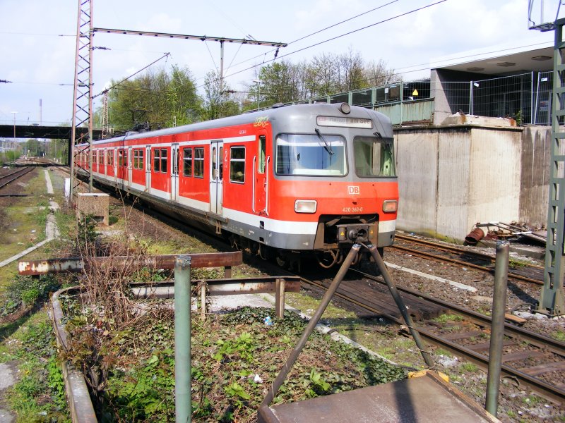 Ein S-Bahntriebzug der DB-Baureihe 420 als Linie S9 von Wuppertal nach Haltern bei der Ausfahrt aus dem Bahnhof Gladbeck-West am 25. April 2008.