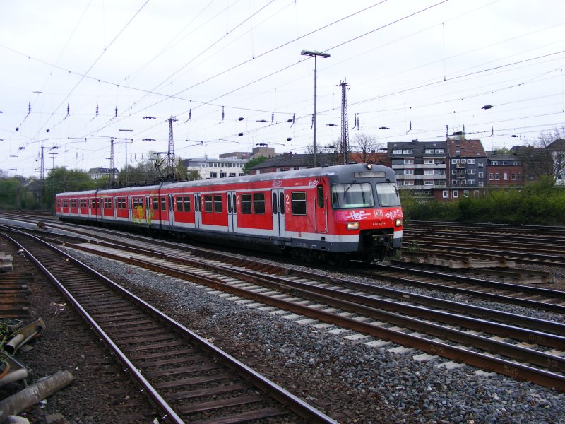 Ein S-Bahntriebzug der DB-Baureihe 420 als Linie S9 nach Bottrop bei der Einfahrt in den Essener Hauptbahnhof am 22. April 2008.