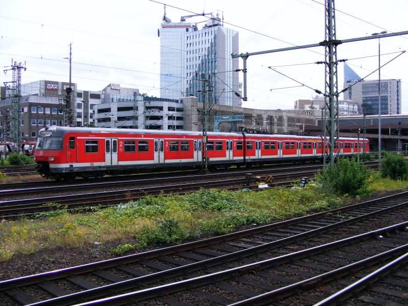 Ein S-Bahntriebzug der DB-Baureihe 420 bei der Ausfahrt aus dem Dsseldorfer Hauptbahnhof am 20. Juni 2008.