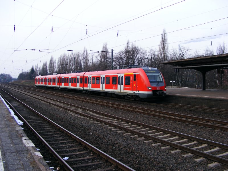 Ein S-Bahntriebzug der DB-Baureihe 422 im Bahnhof Herne als Zug der Linie S 2 nach Dortmund Hbf am 16. Januar 2009.