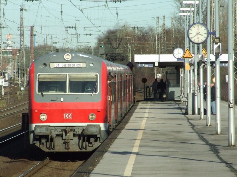 Ein S-Bahnzug auf der S1 nach Dsseldorf Hbf steht im Hp BO-Ehrenfeld kurz vor der Weiterfahrt. (08.02.2008)