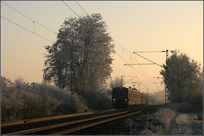 Ein S-Bahnzug auf den Weg von Schorndorf in Richtung Stuttgart zwischen Weinstadt-Endersbach und Kernen-Rommelshausen. 

25.12.2007 (M)
