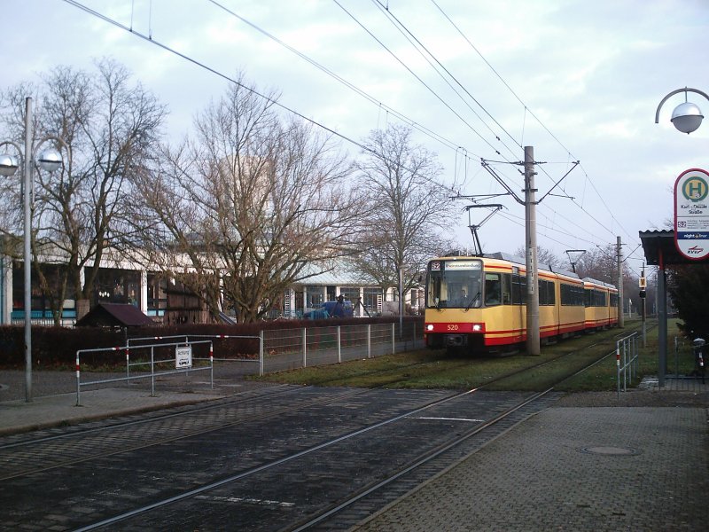 Ein S2 GT6 doppelzug an der haltestelle Karl-Deliesle-Strae
am 20.12.2008