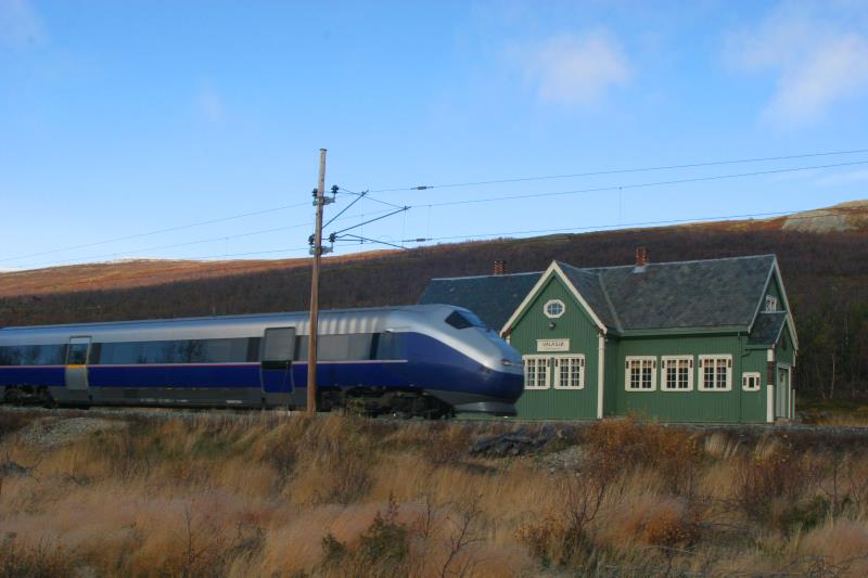 Ein Sagnatur passiert bei der Fahrt durch das Dovrefjell die Station Vlsj; 02.10.2009