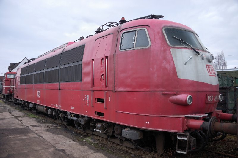 Ein Sahnestck mit verblassten Farben, eine Lok mit Vergangenheit... 103 101-2, die Auserkorene: Ihr war die Ehre zuteil geworden, die Lokgattung der BR 103 im Rahmen der Zusammenarbeit mit der Lufthansa als einzigste 103 den Lufthansa-Airport-Express mit Flughhe Null zwischen Stuttgart und Frankfurt zu befrdern. Keinen Tag spter nach Ende der Zusammenarbeit, wurde ihr sofort das jetzige Farbschema auf(ge/er)legt. Vielleicht berlegt man sich im Rahmen weiterer ABM-Manahmen, an dieser besonderen Lok das berhmte wei-gelbe Farbschema aufs Neue anzubringen, sie so wenigstens uerlich als besondere Zeitzeugin weiterleben zu lassen... (Feb. 2009).