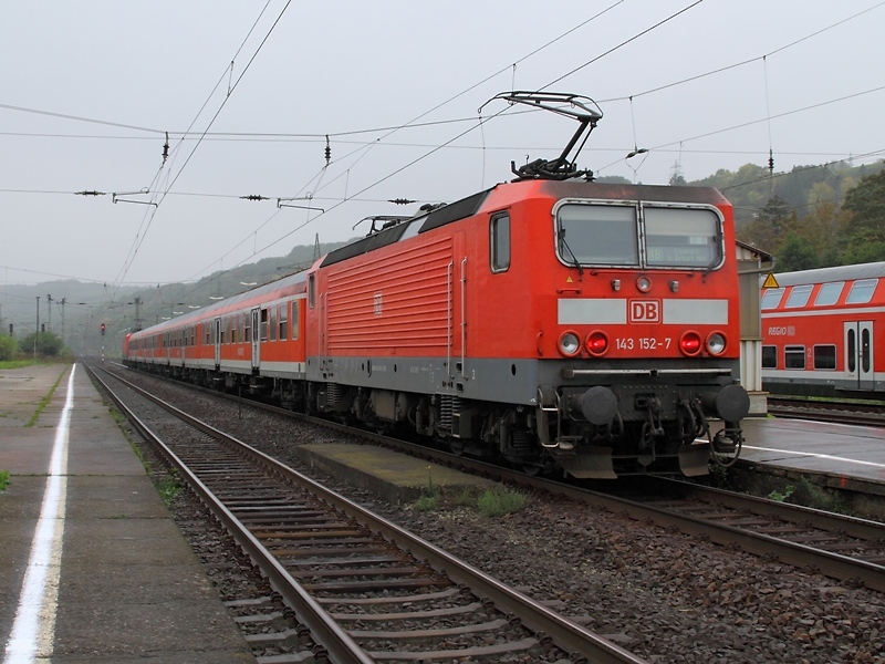 Ein Sandwich in Groheringen: 143 152-7 und eine weitere 143 bespannen die RB 16322 nach Eisenach am 10.10.2009.