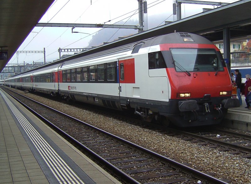 Ein SBB IC bei der Einfahrt am 03.11.2007 in Spiez. 